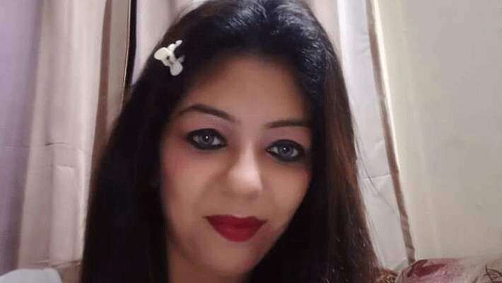 woman hangs herself suicide 2 pet dogs dead body in hospital indore KPR