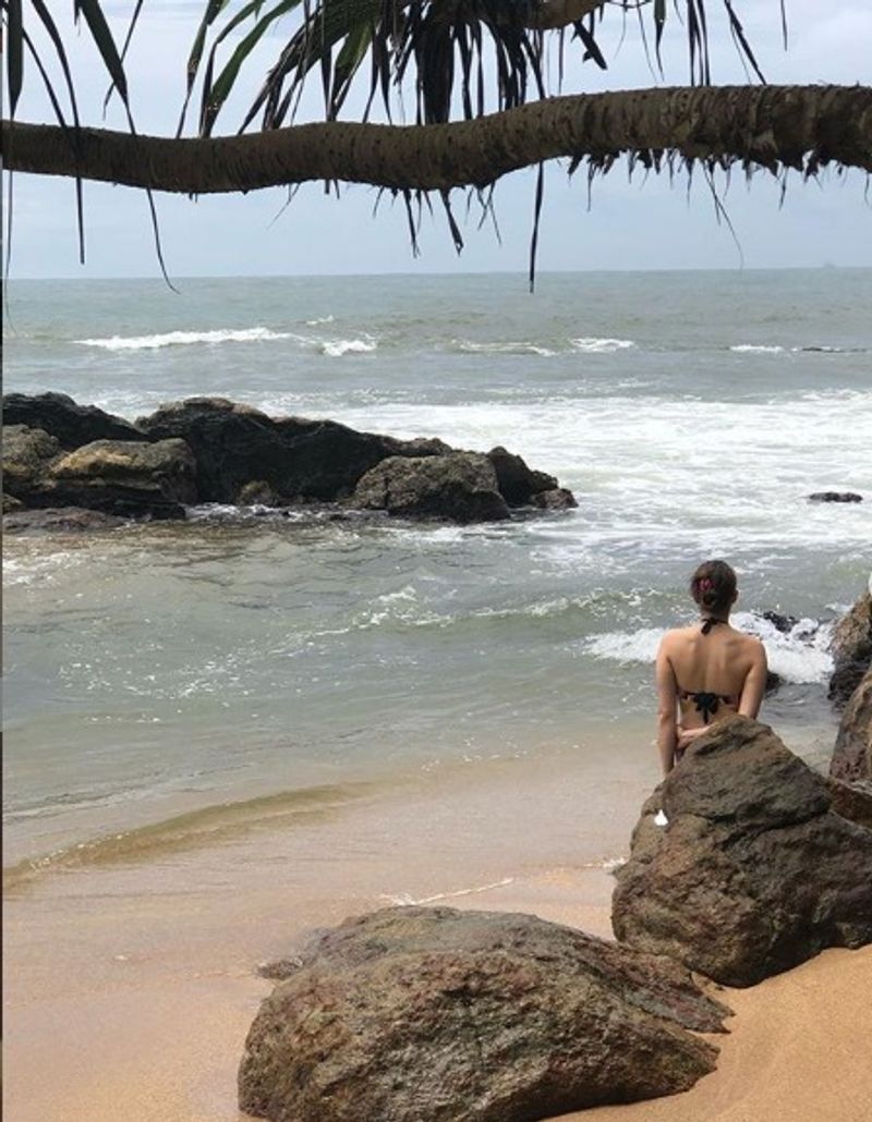 கடற்கரையை பார்த்து சிரிக்கும் சாரா