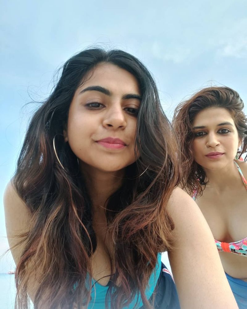 தோழியுடன் ஜாலி செல்ஃபி