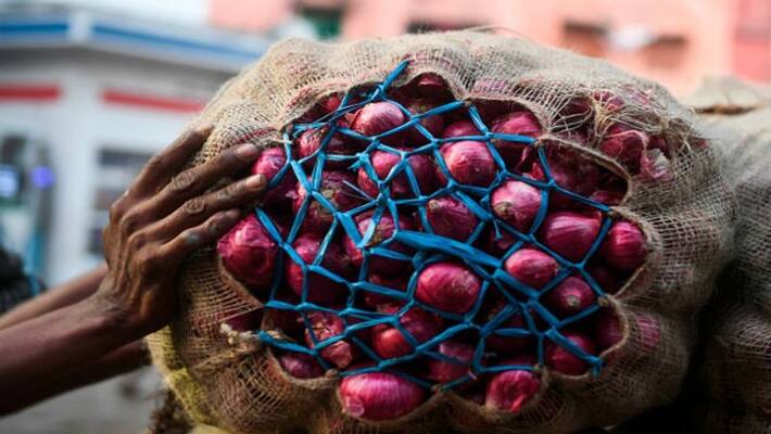 Truck full of onions looted in Bihar Truck full of onions looted in Bihar