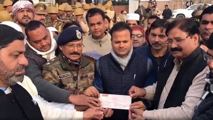 muslim community give money check for damage after violence in bulandshahr KPU muslim community give money check for damage after violence in bulandshahr KPU