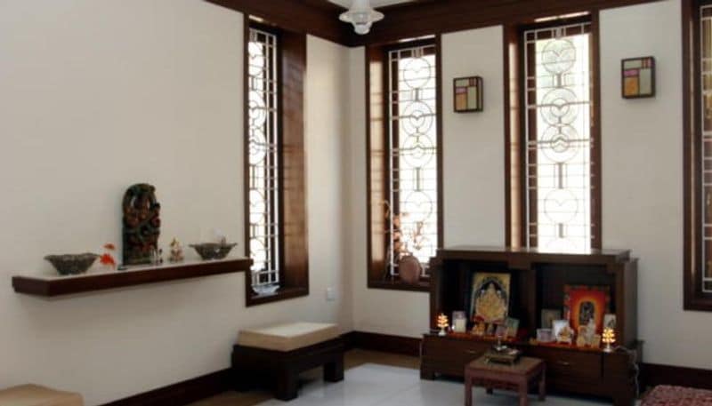<p>বাস্তুমতে, ঘরের এক দেওয়ালে একাধিক জানলা বানানো একদম উচিত নয়। এতে বাড়ির শান্তি নষ্ট হয়। </p>