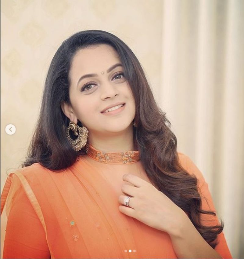 ஆயிரம் கதை பேசும் கண்கள்