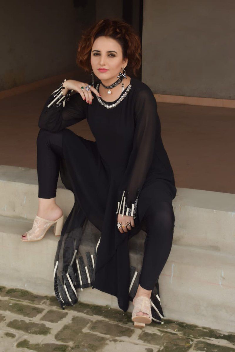 TikTok star Hareem Shah accused pak minister Sheikh Rasheed over viral photos KPP