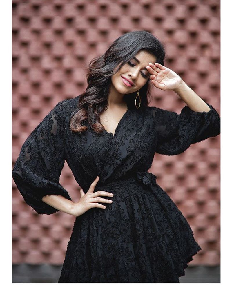 Actress Nabha natesh latest hot photos