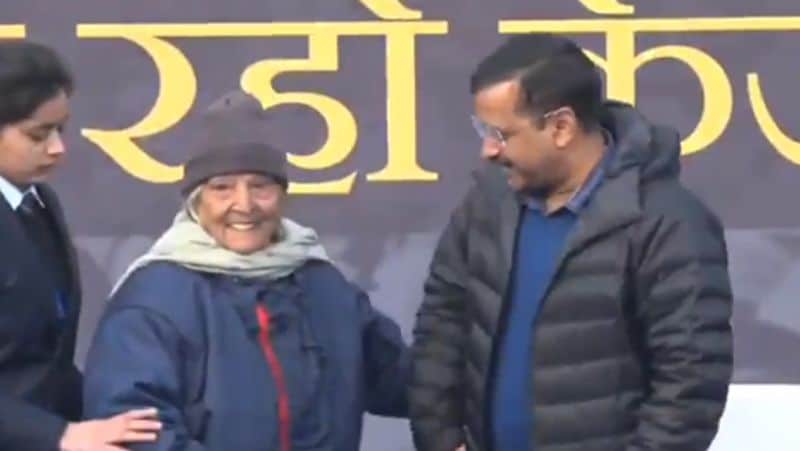 who is this old lady in aap second townhall meeting with cm arvind kejriwal kpt
