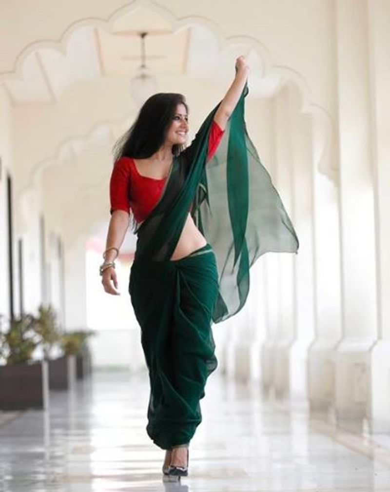 சேலையை காற்றில் பறக்க விட்டு போஸ்