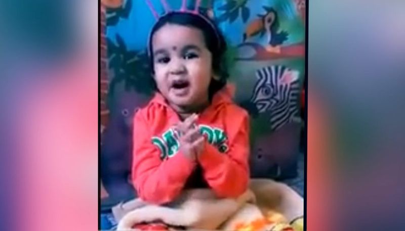 প্রজ্ঞার গানে মজেছে নেটদুনিয়াঃনেট দুনিয়ার মন ছুঁয়েছিল ছোট্ট মেধার গান। লতা মঙ্গেশ্করের বিখ্যাত গান 'লগ যা গলে'- গেয়ে ছোট্ট মেধা জনপ্রিয় হয়েছিল সোশ্যাল দুনিয়ায়। আবারও প্রজ্ঞা মেধার গাওয়া একটি গান বেশ জনপ্রিয় হয়েছে। আদুরে সুরে "বক্রতুন্ডা মহা কায়া সূর্য কোটি সমপ্রভা নির্ভিগ্নাম কুরু মেয় দেবা সর্ব কার্যসু সর্বদা"- গণেশ বন্দনা মন ছুঁয়েছে সকলের। খুদের গলায় অসাধারণ গণেশ বন্দনা মুহূর্তের মধ্যে ভাইরাল হয়েছে সোশ্যাল মিডিয়ায়।