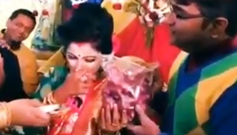 নববধূকে পেঁয়াজ উপহারঃ পেঁয়াজের অগ্নিমূল্যে রীতিমতো আতঙ্কে ভুগছিলেন সারা দেশবাসী।সদ্য বিয়ে হওয়া এক যুবক ছিলেন সেই তালিকায়। অবশেষে মুশকিল আসান করলেন তাঁর বন্ধুরাই।বিয়ের আসরে নববধূর হাতে এক প্যাকেট পেঁয়াজ তুলে দিলেন তাঁরা। ঘটনাটি ক্যামেরাবন্দি করে শেয়ার করা হয়েছে সোশ্যাল মিডিয়ায়। ভিডিওটি ভাইরাল হতে সময় লাগেনি।