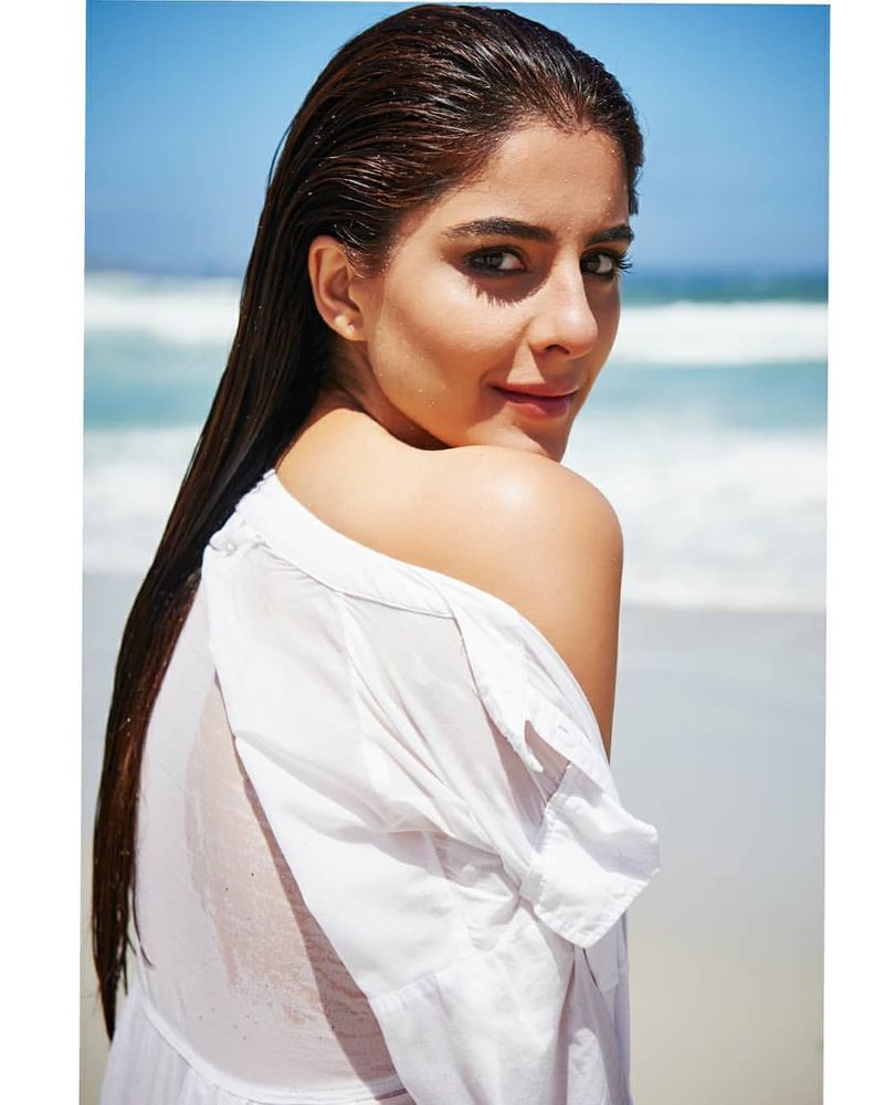கடற்கரையில் ஹாயாக ஒரு போஸ்