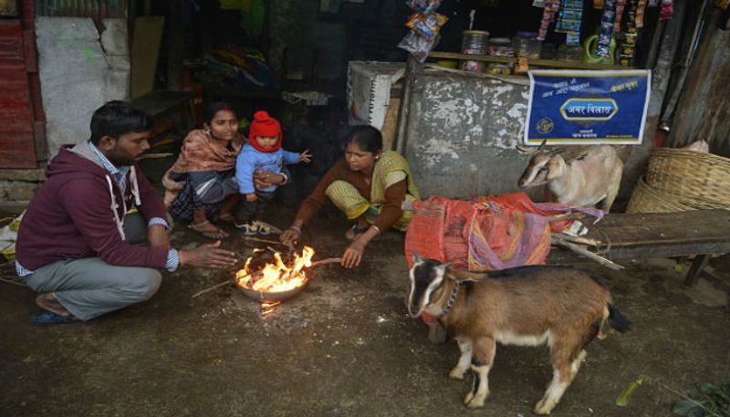 ঠান্ডার দাপটে পাল্লা দিচ্ছে গোটা দক্ষিণবঙ্গ। আসানসোলে তাপমাত্রা নেমেছে ৮.২ ডিগ্রিতে, বর্ধমানে তাপমাত্রা ৮.৩। বীরভূমের শ্রীনিকেতনে তাপমাত্রা নেমেছে ৭.৪ ডিগ্রিতে।