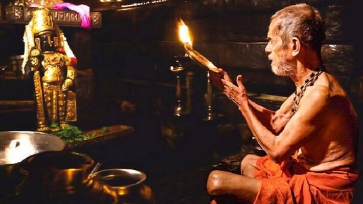 Astrologer Rajaguru Expressed Condolence On pejawar Shri Death Astrologer Rajaguru Expressed Condolence On pejawar Shri Death