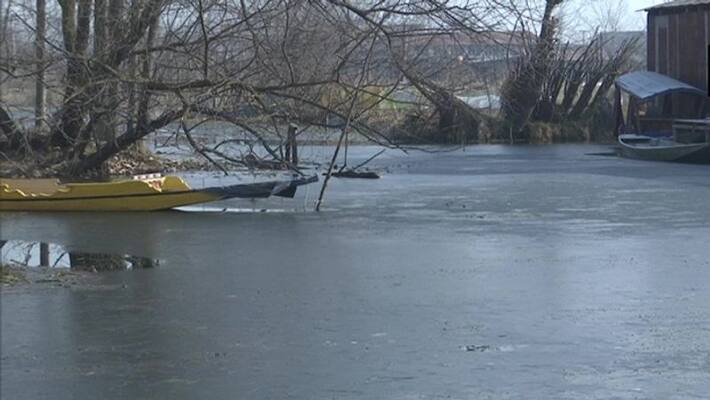 North India continues experiencing winter chills Dal lake begins to freeze North India continues experiencing winter chills Dal lake begins to freeze