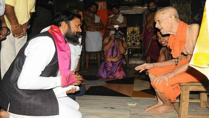 Minister B Sriramulu Talks Over Pejawara Shri Dead in Koppal Minister B Sriramulu Talks Over Pejawara Shri Dead in Koppal