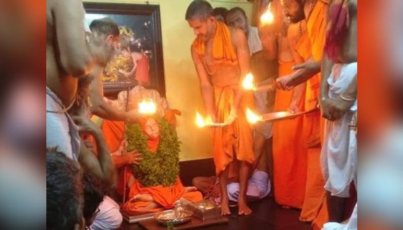 ১৯৮৮ সালে মাত্র ৮ বছর বয়সে বিশ্বেশ্ব তীর্থ স্বামীকে সন্ন্যাসের ব্রত দেওয়া হয়েছিল।