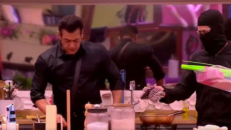 Bigg Boss 13 Salman khan Enter in house And clean toilet kichen also See video KPY