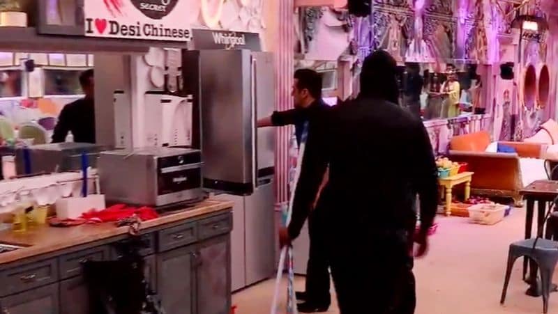 Bigg Boss 13 Salman khan Enter in house And clean toilet kichen also See video KPY