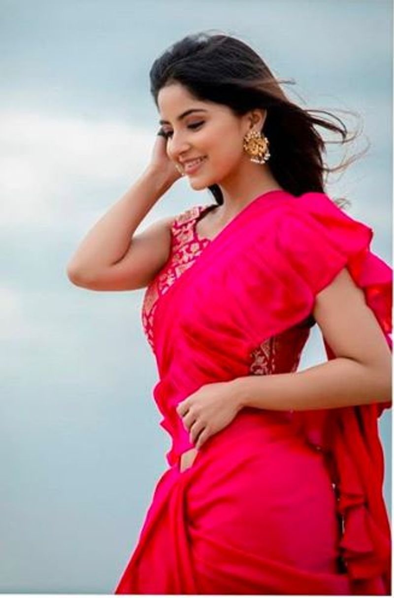 முடியை கோதி விடுவது கூட தனி அழகு