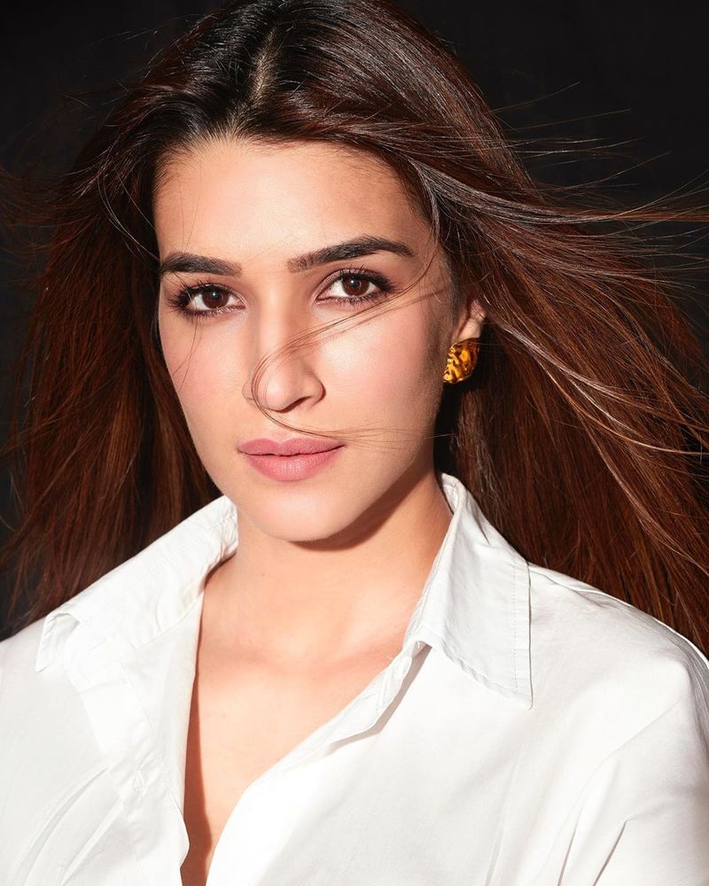 heroine Kriti sanon latest photoshoot in Trendy outfits