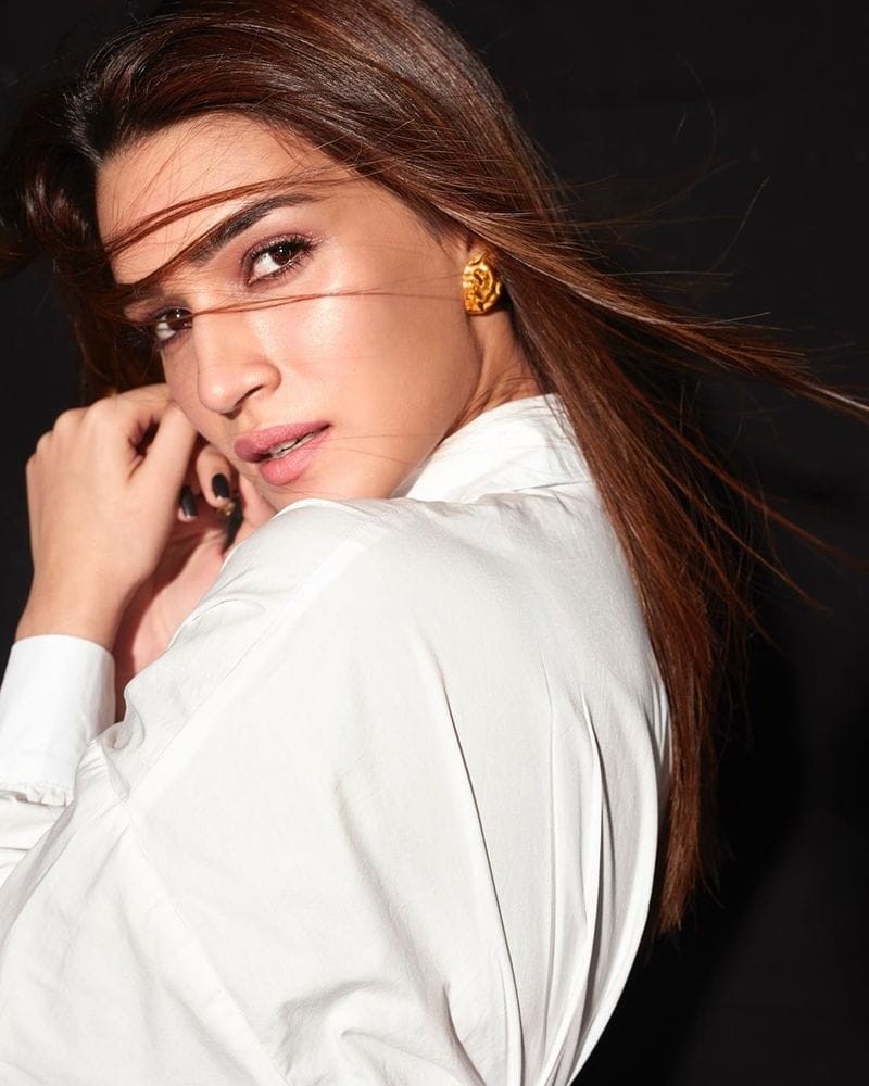 heroine Kriti sanon latest photoshoot in Trendy outfits