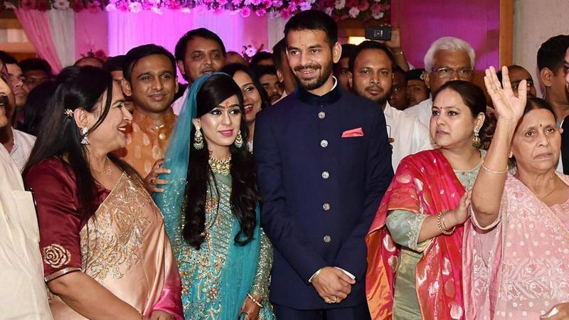 ऐश्वर्या ने आरोप लगाया था कि मीसा भारती (लालू की बड़ी बेटी) नहीं चाहती कि मेरा घर बसे। उनकी वजह से मेरा पति अपनी मां (राबड़ी देवी) को टॉर्चर करता है कि मैं घर से निकाल दी जाऊं। ऐसा नहीं करने पर वो (तेजप्रताप) जहर खाकर जान देने की धमकी दे रहे हैं। हालांकि मीसा भारती (Misa Bharati) ने सभी आरोपों को राजनीति से प्रेरित और बेबुनियाद बताया था। (फाइल फोटो)