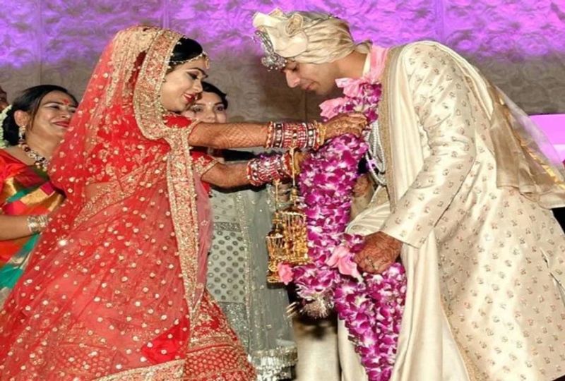 लालू परिवार ने भी आरोप लगाया कि उन्हें भी प्रताड़ित किया जा रहा है। बाद में ऐश्वर्या की शिकायत पर लिखित एफ़आईआर दर्ज हुई। तेजप्रताप ने फैमिली कोर्ट में तलाक की अपील कर दी। यह जानकारी भी सामने आई कि जज ने दोनों के बीच सुलह कराने की कोशिश की मगर मामला सुलझ नहीं पाया। अब संकेतों से लग रहा है कि लालू परिवार का निजी झगड़ा इस बार चुनाव में भी देखने को मिलेगा। राजनीति के इस खूबसूरत और युवा जोड़े को पता नहीं किसकी नजर लग गई। (फाइल फोटो)