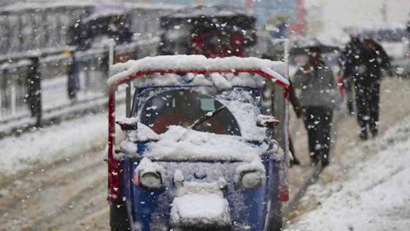 Cold fury, Dal lake frozen in Kashmir cold will increase further kps