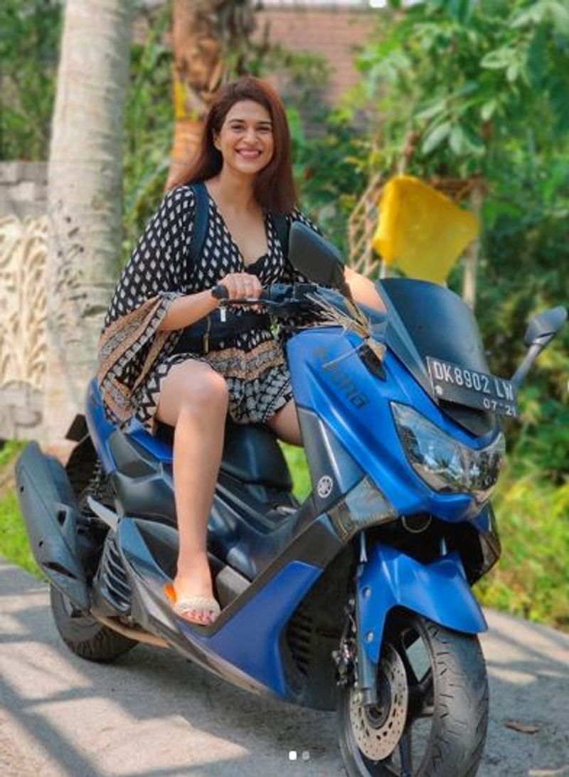 ஹாட் உடையில் பைக் ரைடிங்