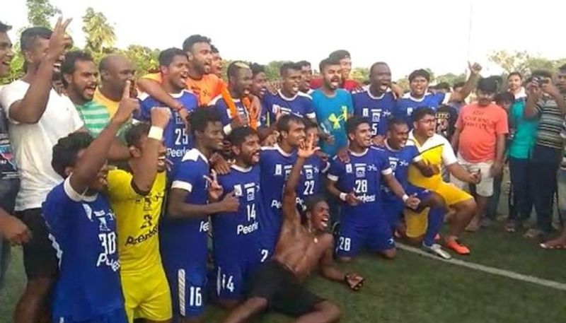 ময়দানে ইতিহাস - কলকাতা ময়দানে ২০১৯ সাল একটা ঐতিহাসিক ঘটনার সাক্ষী থাকল। ৬১ বছর পর একটা অসাধ্য সাধন করে দেখাল পিয়ারলেস স্পোর্টস ক্লাব। ১৯৫৮ সালে কলকাতার তিন প্রধানের বাইরে কোনও দল কলকাতা লিগ চ্যাম্পিয়ন হয়েছিল। সেবার যে কাজটা করে দেখিয়েছিল ইস্টার্ন রেল, এবার সেটাই করে দেখাল জহর দাসের পিয়ারলেস। লিদের শুরু থেকেই দাপট নিয়ে খেলতে থাকে তারা। ১১ ম্যাচে ২৩ পয়েন্ট নিয়ে এবারের কলকাতা লিগ চ্যাম্পিয়ন হয়েছেন ক্রোমারা।
