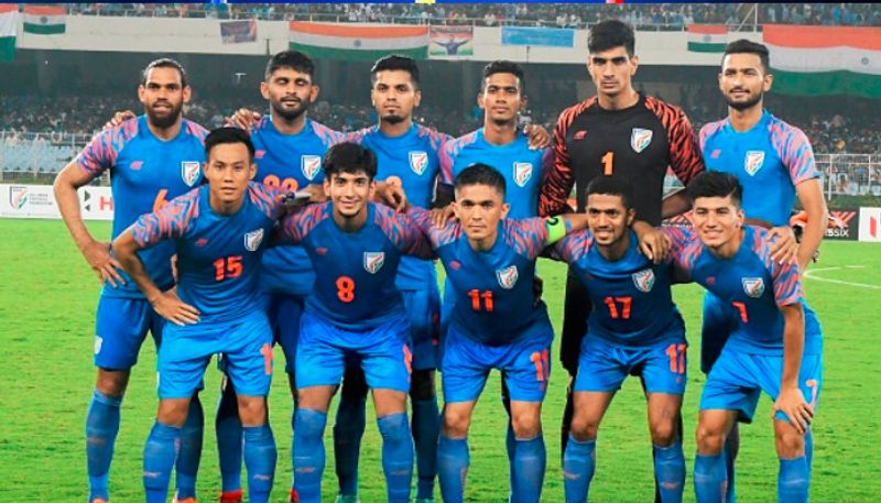 এশিয়া কাপে প্রত্যাবর্তন - ২০১৯ সালটা ভারতীয় ফুটবলের জন্য বিরাট কোনও দিক খুলে দিতে পারেনি। বছরের শুরুতেই এশিয়া কাপের মঞ্চে নেমেছিল ভারত। প্রথম ম্যাচে থাইল্যান্ডকে হারিয়ে একটা চমক দিয়েছিলেন সুনীলরা। কিন্তু পরের দুটি ম্যাচে বারহিন ও আয়োজক ইউএই’র কাছে হেরে দ্বিতীয় রাউন্ডে যাওয়ার আশা শেষ হয়ে যায় সুনীলদের। এশিয়া কাপের পর কনস্টেনটাইম দায়িত্ব ছাড়েন। তার জায়গায় আসেন ক্রোয়েশিয়ার ইগর স্টিমাচ। কিন্তু ক্রোট কোচের অধীনে ভারতীয় দলের পারফরম্যানেস খুব বেশি ভালও এমনটা বলা যাবে না। বিশ্বকাপের যোগ্যতা অর্জন পর্বে এশিয়া চ্যাম্পিয়ন কাতারের সঙ্গে তাদের ঘরের মাঠেই ড্র করেছিল ভারত। কিন্তু তারপর থেকে পারফরম্যান্সে খুব একট উন্নতি চোখে পরেনি। ২০২০ সালে ব্লু টাইগার্সদের সামনে যা সুযোগ আছে সেটা কাজে লাগাতে না পারলে ইগর স্টিমাচের কোচের পদে থাকা নিয়ে প্রশ্ন উঠতেই পারে।