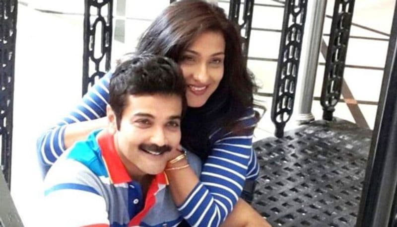তিনি জানান, "ভয়ঙ্কর রাজনীতি। তখনকার সকলের খুব প্রিয় দাদা এবং দাদা, টপ হিরো ও হিরোইন আমার বিরুদ্ধে জোট বেঁধে, আমার সাইন করা ছবি থেকে বের করে দিয়েছে। নতুন ছবি বলতে গেলে ২০-২২টি ছবি থেকে বের করে দেওয়া হয় আমায়।"
