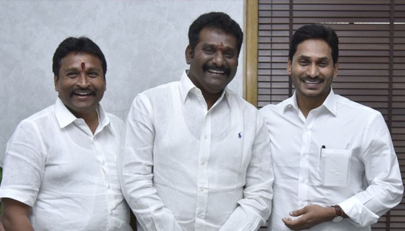 ఈ నేపథ్యంలో వల్లభనేని వంశీ ఎలాగైనా తిరిగి ఎన్నికల్లో పోటీచేసి గెలవాలని యోచిస్తున్నారట. ఆయన కుదిరితే తనతోపాటు టీడీపీ రెబెల్ ఎమ్మెల్యేలుగా మారిన కరణం బలరాం, మద్దాలి గిరిలను సైతం రాజీనామా చేపించి ఎన్నికల బరిలో నిలబెట్టాలి అని అనుకుంటున్నారట. 