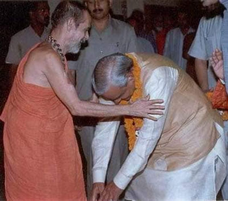 Udupi Pejawara Mutt Seer Vishwesha Teertha Swami rare photo gallery