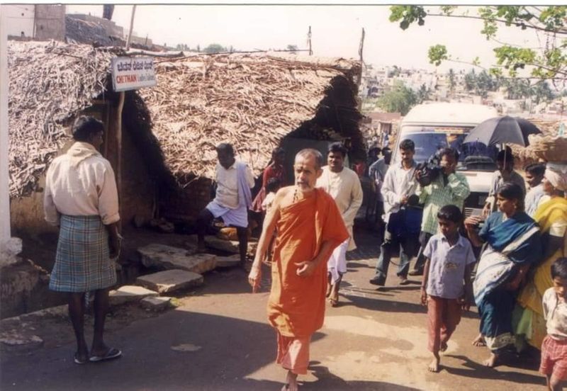 Udupi Pejawara Mutt Seer Vishwesha Teertha Swami rare photo gallery