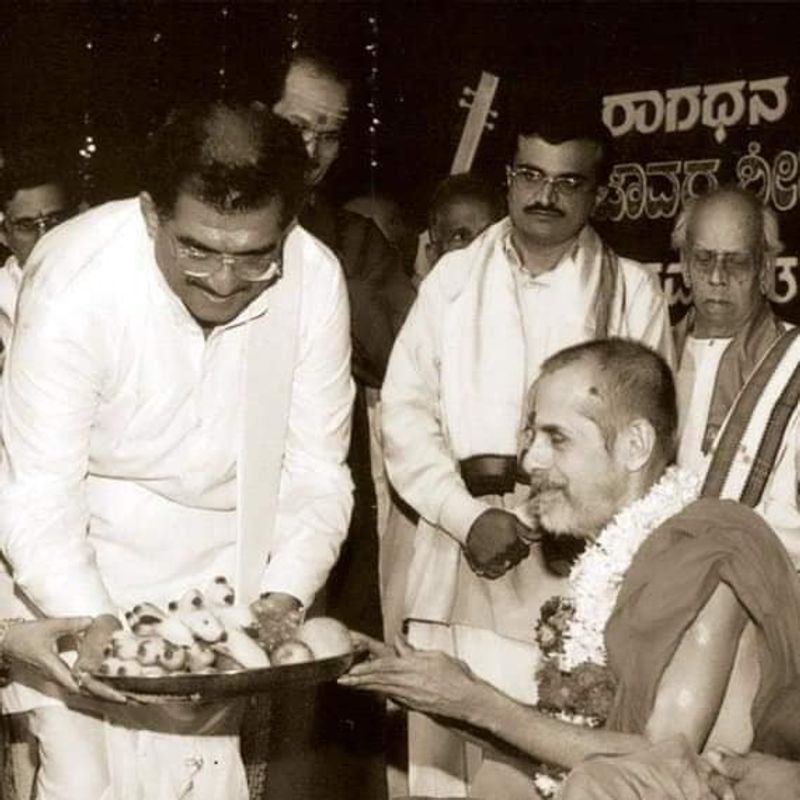 Udupi Pejawara Mutt Seer Vishwesha Teertha Swami rare photo gallery
