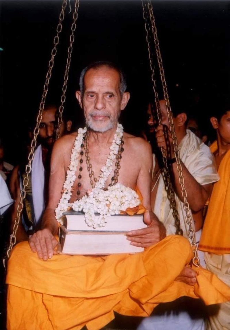 Udupi Pejawara Mutt Seer Vishwesha Teertha Swami rare photo gallery