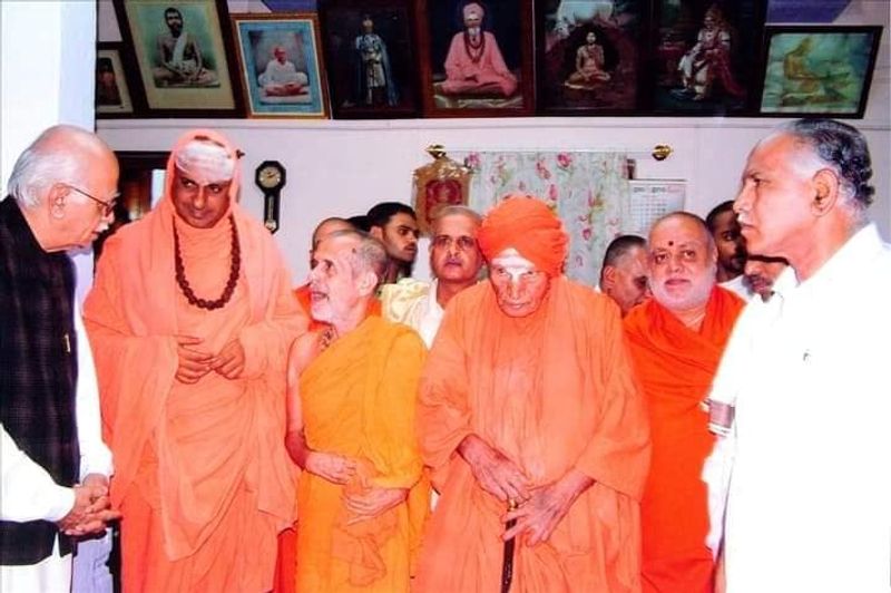 Udupi Pejawara Mutt Seer Vishwesha Teertha Swami rare photo gallery