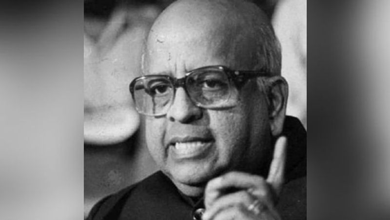 টিএন সেশন - গত শতাব্দীর নয়ের দশকে ভারতের নির্বাচনী প্রক্রিয়ায় আমূল সংস্কারের জন্য স্মরণীয় হয়ে আছেন প্রাক্তন প্রধান নির্বাচন কমিশনার টিএন সেশন। ১০ নভেম্বর হৃদরোগে আক্রান্ত হয়ে তাঁর মৃত্যু হয়। মৃত্যুর সময় তাঁর বয়স হয়েছিল ৮৬ বছর। রাজনীতিবিদদের নিয়ন্ত্রণের জন্য ইলেকশন কমিশনের সুদূরপ্রসারী সাংবিধানিক ক্ষমতার প্রয়োগের জন্যই এই অবসরপ্রাপ্ত আইএএস অফিসার বেশি পরিচিত ছিলেন। তাঁর সংস্কারগুলি অবশ্য সেই সময়ের রাজনৈতিক মহল ভালোভাবে নেয়নি। তাঁর ডানা ছাঁটার লক্ষ্যে কেন্দ্রীয় সরকার সেই সময় দুজন অতিরিক্ত নির্বাচন কমিশনার নিয়োগ করেছিল। তাতেও অবশ্য তাঁকে রোখা যায়নি। নির্বাচনী প্রক্রিয়ায় স্বচ্ছতা আনার লক্ষ্যে তাঁর উদ্যোগের জন্য তিনি এশিয়ার নোবেল হিসাবে পরিচিত রামন ম্যাগসেসে পুরষ্কার পেয়েছিলেন।