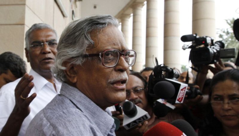 গুরুদাস দাসগুপ্ত - দীর্ঘদিন ফুসফুসের ক্যানসারে ভোগার পর ৩১ অক্টোবর জীবনাবসান ঘটে বিশিষ্ট সিপিআই নেতা গুরুদাস দাসগুপ্ত-এর। রাজনীতি শুরু করেছিলেন ছাত্রনেতা হিসেবে। পরে ট্রেড ইউনিয়ন ও ক্ষেতমজুর ইউনিয়নের নেতাও হন। ১৯৬৪ সালে কমিউনিস্ট পার্টি ভাগ হলেও তিনি মার্ক্সিস্টদের সঙ্গে না গিয়ে সিপিআই-তেই থেকে গিয়েছিলেন। ১৯৮৫ থেকে ২০০০ সালের মধ্যে তিনি তিনবার রাজ্যসভার সাংসদ নির্বাচিত হন, আর ২০০৪ থেকে ২০১৪ সালের মধ্যে দুইবার নির্বাচিত হন লোকসভায়।