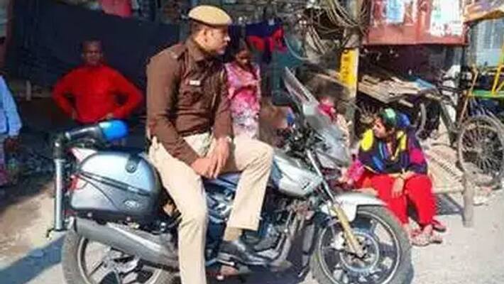 police 24 hour sit in front of homes drug mafia house in Delhi kpn police 24 hour sit in front of homes drug mafia house in Delhi kpn