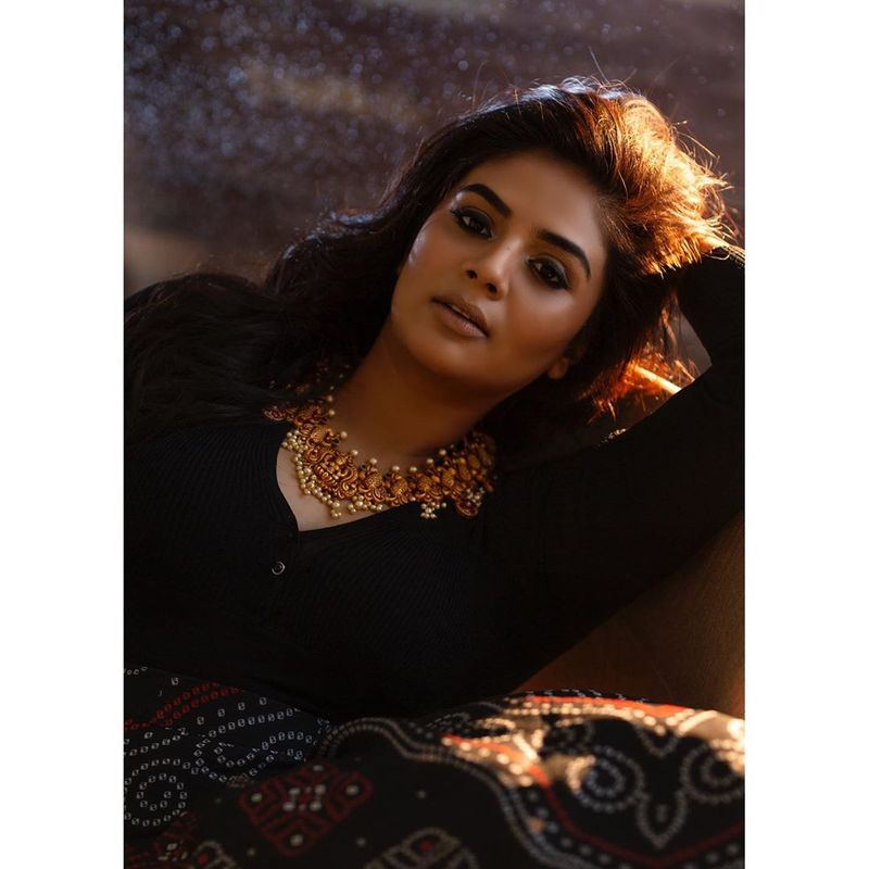 netizens hot comment over sreemukhis photo