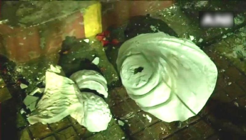 কলকাতায় ভাঙা হল বিদ্যাসাগরের মূর্তি (১৪ মে, ২০১৯)- বিজেপির সর্বভারতীয় সভাপতি অমিত শাহ-এর রোড-শো-কে কেন্দ্র করে অগ্নিগর্ভ কলকাতা। টিএমসি ও বিজেপি সমর্থকদের সংঘর্ষে রণক্ষেত্রের চেহারা নেয় কলেজ স্ট্রিট চত্বর। বিদ্যাসাগর কলেজে ঢুকে তাণ্ডব চালায় দুষ্কৃতীরা। ভেঙে ফেলা হয় ঈশ্বরচন্দ্র বিদ্যাসাগরের মূর্তি!