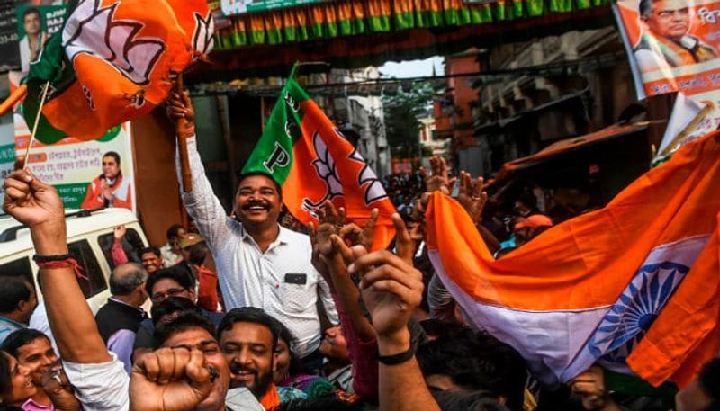 বাংলায় বিজেপি-র উত্থান (২৩ মে, ২০১৯)- ২০১৯ সালে বাংলার রাজনীতি নিঃসন্দেহে সবথেকে বড় ঘটনা লোকসভা নির্বাচনের ফলাফল। নির্বাচনের আগে বিজেপি নেতারা বলেছিলেন, রাজ্যে তারা অন্তত তেইশটি আসন পাবেন। তখন এই দাবিকে মাত্রাতিরিক্ত প্রত্যাশা বলেই ভেবেছিলেন অনেকে। ফলে বেরোতে দেখা গেল, শাসক দল তৃণমূল কংগ্রেসকে জোর ধাক্কা দিয়ে ১৮ টি আসন দখল করল বিজেপি।
