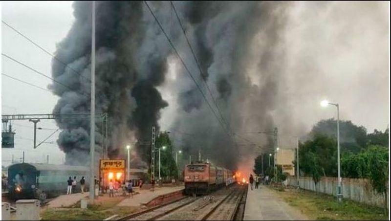 নাগরিকত্ব আইনের বিরোধিতায় উত্তাল রাজ্য (১৩ ডিসেম্বর, ২০১৯)- বছর শেষে নাগরিকত্ব বিরোধী আইনের প্রতিবাদের নামে রাজ্য জুড়ে শুরু হয় অশান্তি এবং তাণ্ডব। জায়গায় জায়গায় পথ, রেল অবরোধ, ট্রেনে হামলা, সরকারি সম্পত্তি নষ্টের পরের পর ঘটনা ঘটতে থাকে। প্রথমদিকে বিক্ষোভকারীদের প্রতি প্রশাসনের নমনীয় মনোভাবের জেরে পরিস্থিতি হাতের বাইরে চলে। রাজ্যের একাধিক জেলায় বন্ধ করে দিতে হয় ইন্টারনেট পরিষেবা। ভেঙে পড়ে রেল যোগাযোগ ব্যবস্থা। প্রায় তিন দিন ধরে তাণ্ডব চলার পরে অবশেষে নিয়ন্ত্রণে আসে পরিস্থিতি।