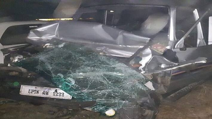 Foggy accident due to fog, 6 people trapped in car, 4 including couple died Foggy accident due to fog, 6 people trapped in car, 4 including couple died