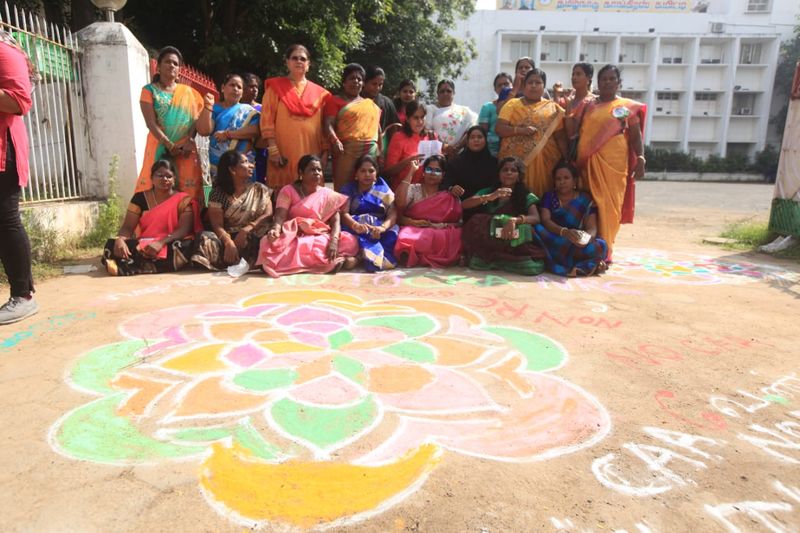 கோலம் போட்டு எதிர்ப்பு தெரிவித்த பெண்கள்