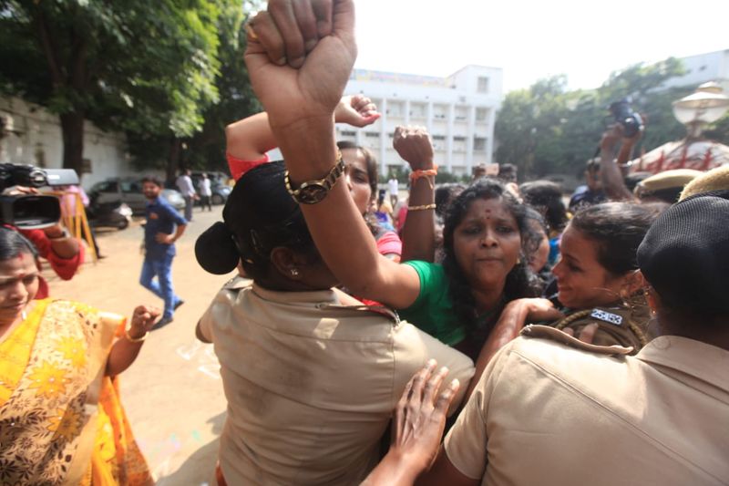 முழக்கம் எழுப்பியவர்களை கட்டு படுத்தும் பெண் போலீசார்