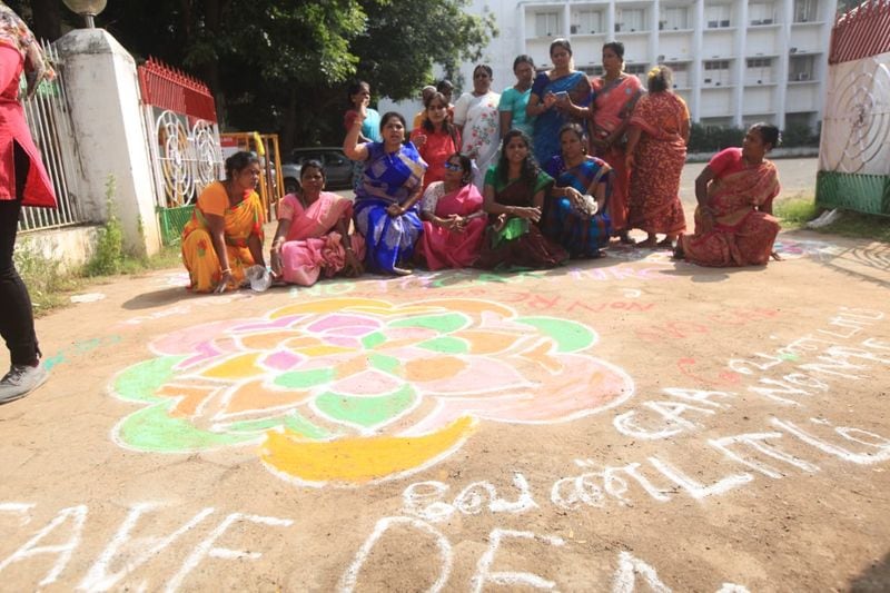 போஸ் கொடுக்கும் போது முழமிடும் பெண்கள்