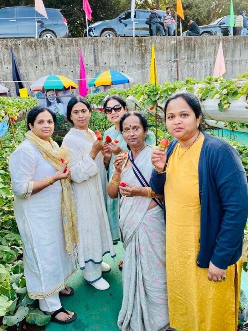News and pics Belagavi Cong MLA laxmi hebbalkar New Year 2020 party funda