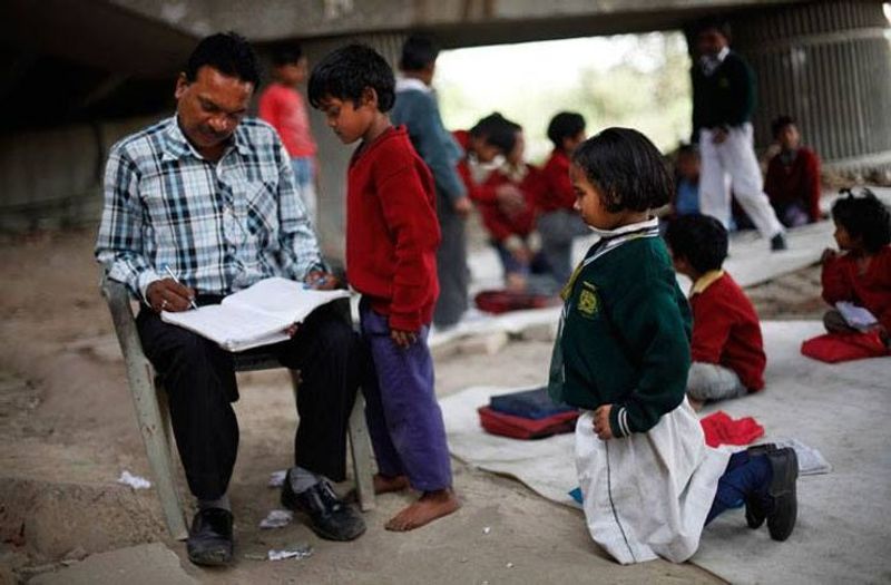 school under Metro bridge teaches these slum children inspiring story kpt